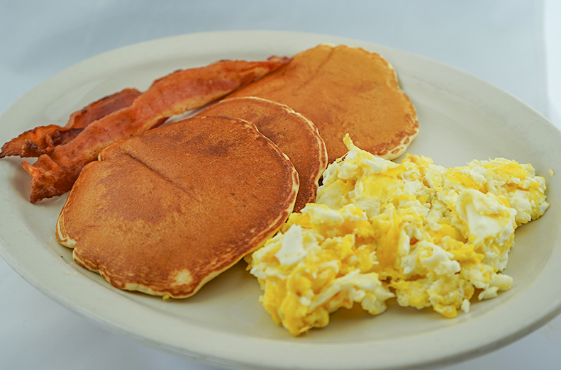 Huevos y pancakes